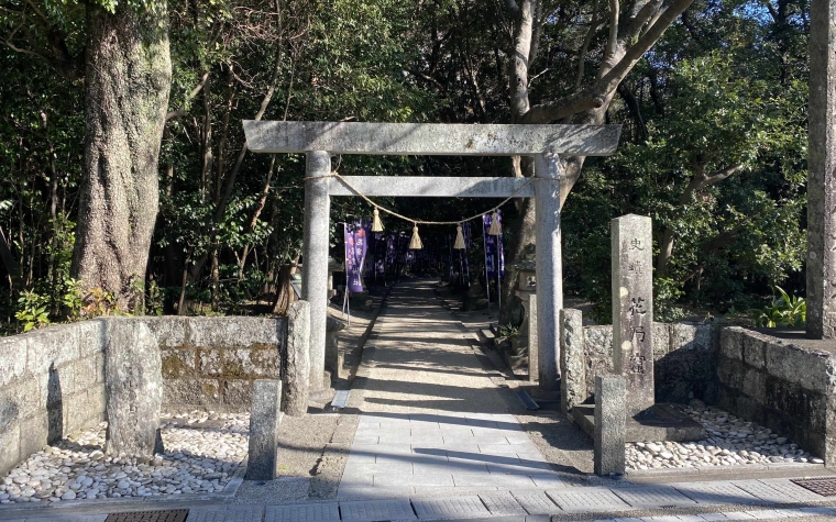 The entrance to Hananoiwaya Shrine in Kumano-shi, Wakayama The Shishi-Iwa rock formation on the Kumano coast in Wakayama. You can visit the shrine while playing golf in Wakayma, Japan.