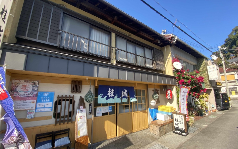 A photo of the front of Katsuragi Restaurant where we had the most amazing maguro meal while on a golf trip in Wakayama.